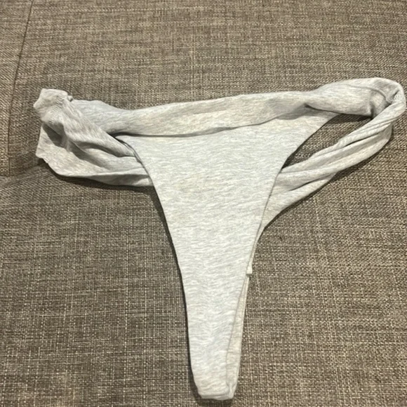 Skims Twist Thong - Picture 8 of 12